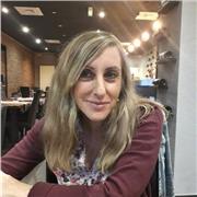 Titulaire d’un Master en Langues et riche de 10 années d’expérience en Angleterre, je transmets un Anglais vivant et authentique.